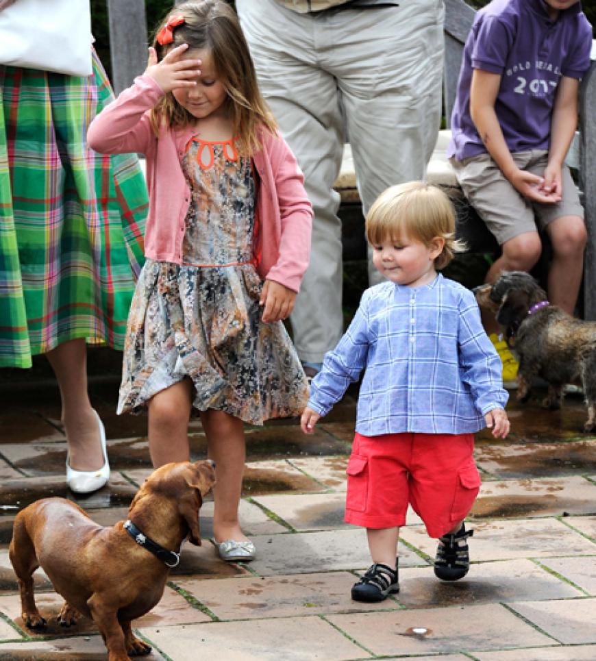 Auf den Hund gekommen: Der kleine Vincent und seine Schwester Isabella am 20. Juli im Garten des Grasten-Palastes in Dänemark