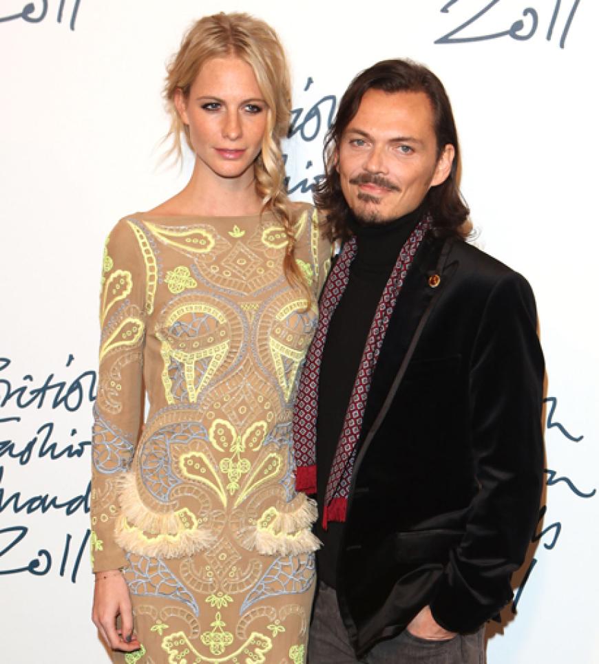 Matthew Williamson und Poppy Delivigne stellten sich für ein Foto auf