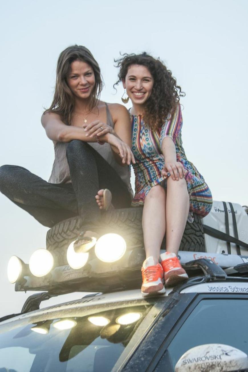 Say Cheese: Jessica und OK!-Chefreporterin Edith Löhle auf dem Dach des Land Rover Evoque