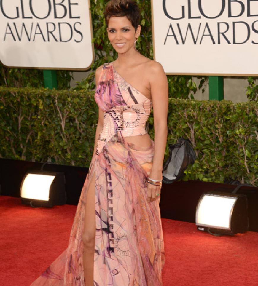 Halle Berry trug eine One-Shoulder-Robe von Atelier Versace