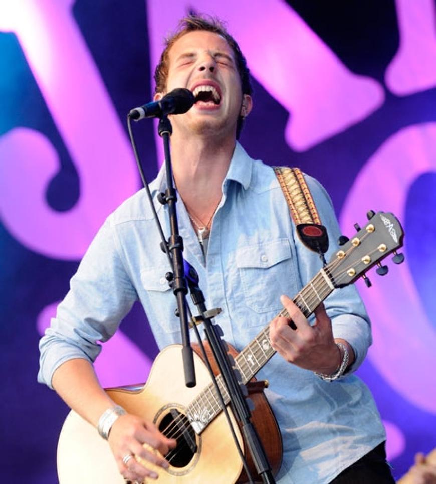 Zu sonnigen Temperaturen heizte James Morrison den Hamburgern richtig ein