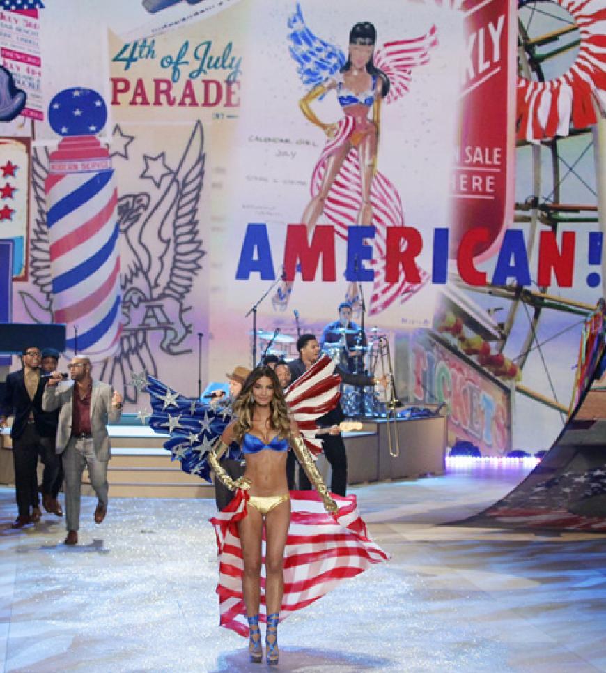 Lily Aldridge läuft in Stars & Stripes-Dessous über den Catwalk