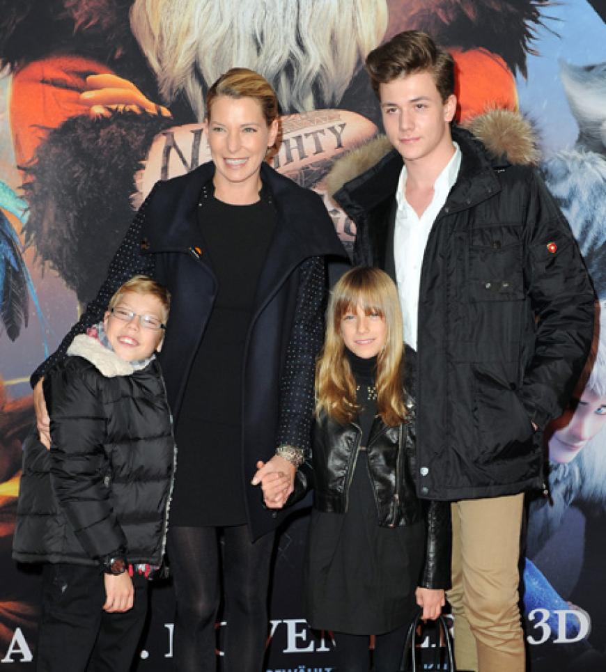 Giulia Siegel mit ihren Zwillingen Nathan und Mia und den älteren Sohn Marlon Giulia Siegel mit ihren Zwillingen Nathan und Mia und den älteren Sohn Marlon