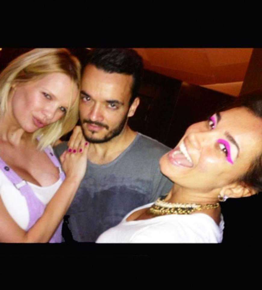 Feiern wie die van der Vaarts: Offentsichtlich haben Monica Ivancan, Giovanni und Jana Ina Zarella jenes Bild aus der Silvesternacht nachgestellt. Dafür hagelte es viel Kritik