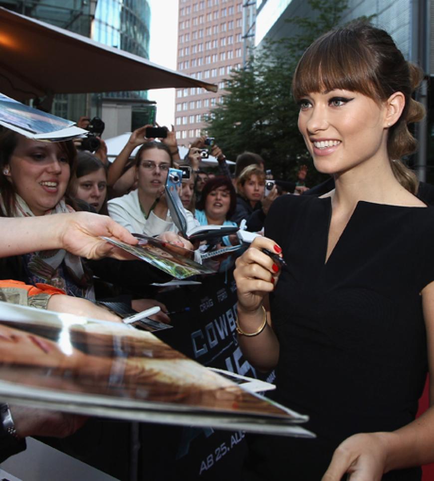 Hunderte Fans warteten gespannt auf ihre Stars: Olivia Wilde verteilte geduldig Autogramme