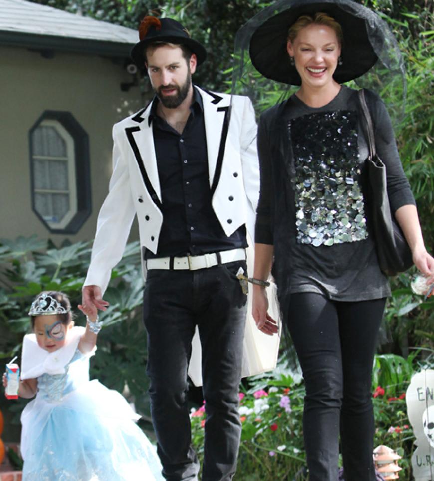 Familie Heigl auf dem Weg zur Halloween-Party. Mit dabei natürlich auch Adoptivtöchterchen Naleigh