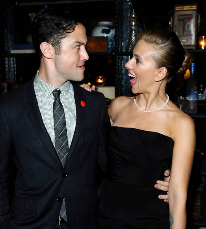 Privat-Party im Soho House Toronto nach der Film-Premiere von „Don Jon“ mit Scarlett Johansson. Die heiße Blondine albert hat mit Joseph Gordon Levitt sichtlich viel Spaß!