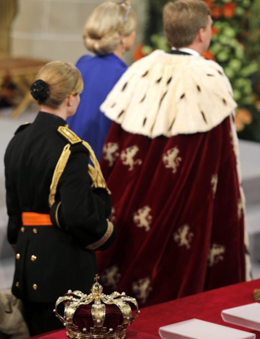 Willem-Alexander trägt wie schon angekündigt einen traditionellen, mit Hermelin verzierten Mantel. Tierschützer hatten dies vorab heftig kritisiert
