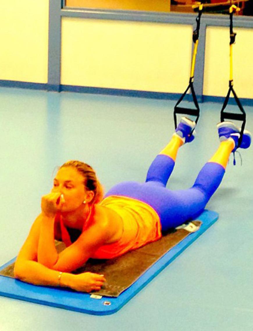 Na, das sieht aber nicht nach einem begeisterten Workout aus. Model Bar Refaeli scheint sich nahezu zu langweilen. Vielleicht mal ein paar mehr Gewichte drauf?!