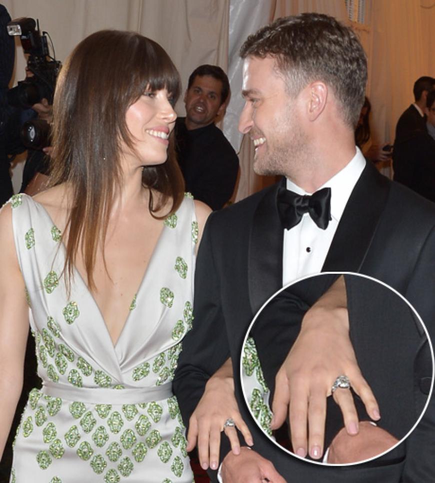 Nun sind sie Mann und Frau: Justin Timberlake und Jessica Biel - hier mit ihrem riesigen Verlobungsring auf einem Event kurz vor der Hochzeit