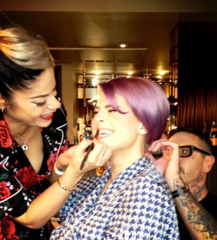 Kelly Osbourne beim Fertigmachen. Schnell noch fertiggestylt und rein ins Oscarkleid