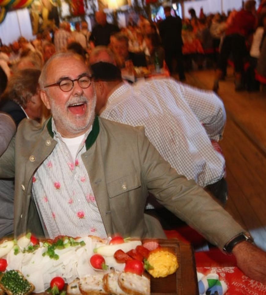 Kräftig am Schunkeln: Promi-Friseur Udo Walz amüsiert sich sichtlich