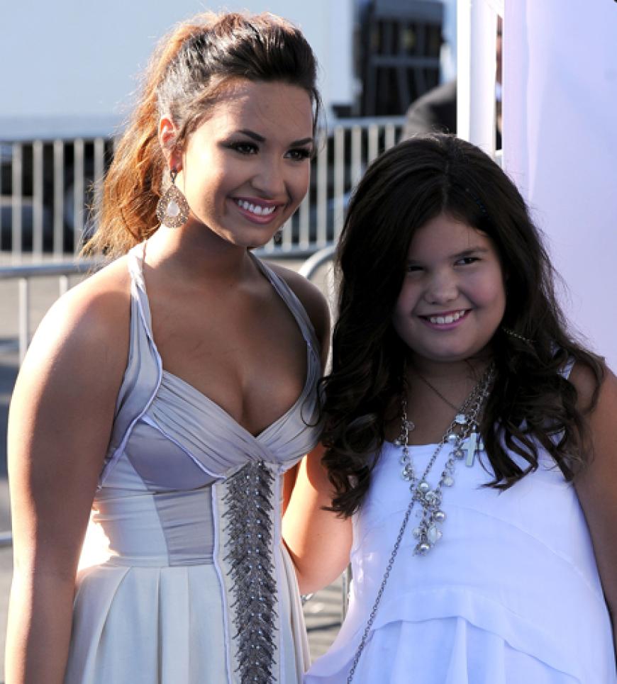 Sängerin Demi Lovato posiert mit US-Schauspielerin Madison De La Garza (besser bekannt als