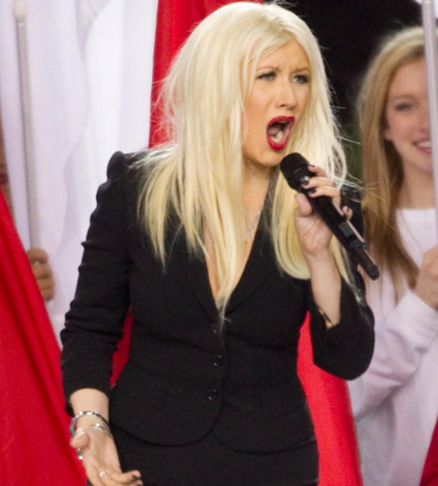 Große Ehre für Christina Aguilera. Die 30-Jährige durfte vor einem Millionenpublikum die Nationalhymne live performen