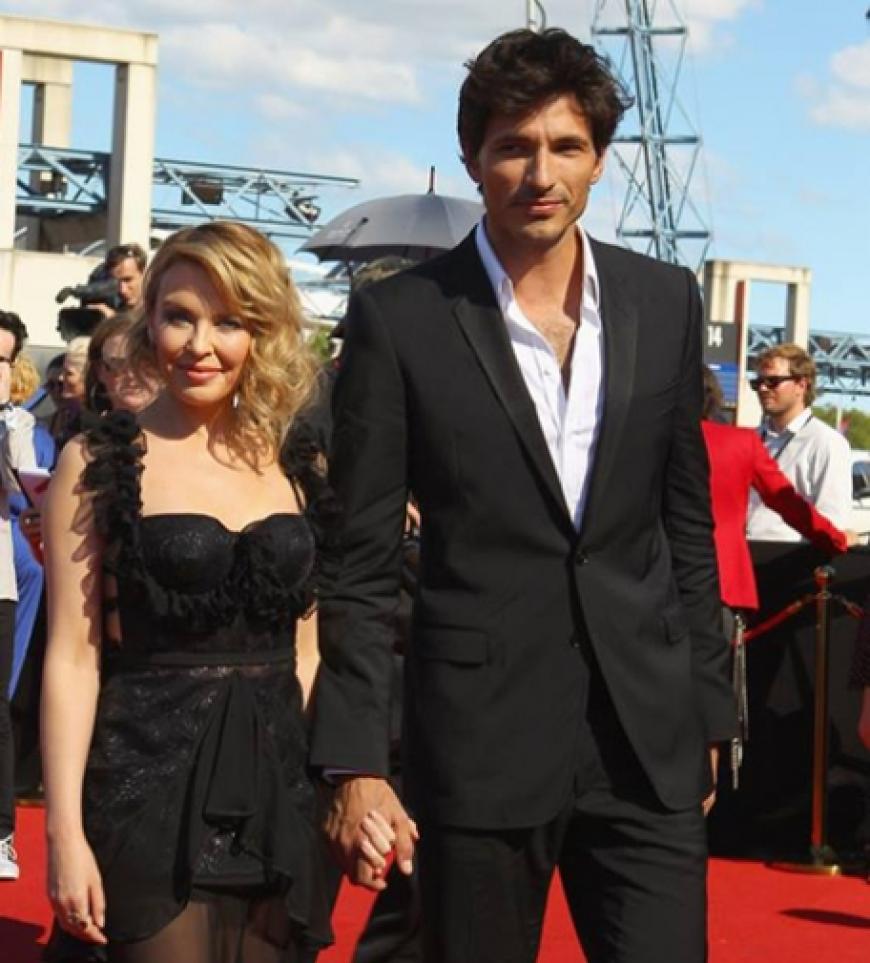 Sexy Kylie ist wieder solo! Sie hat sich vom 10 Jahre jüngeren Model´ Andres Velencoso getrennt, der keine Zeit für sie hatte. Seine Karriere ist ihm wichtiger´