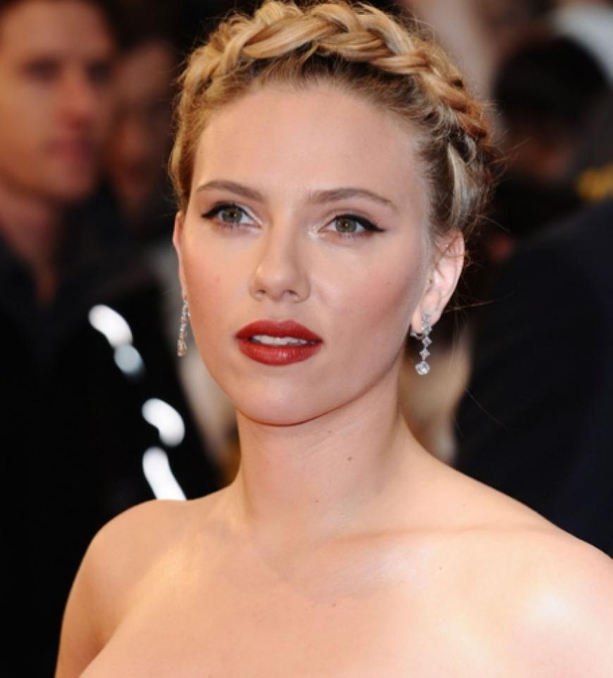 Seit Oktober gehen Scarlett Johansson und Makler Nate Naylor wieder getrennte Wege. Das Fremdgeflirte des Hollywood-Stars soll der Trennungsgrund gewesen sein. Mittlerweile datet die Schönheit einen unbekannten Franzosen...