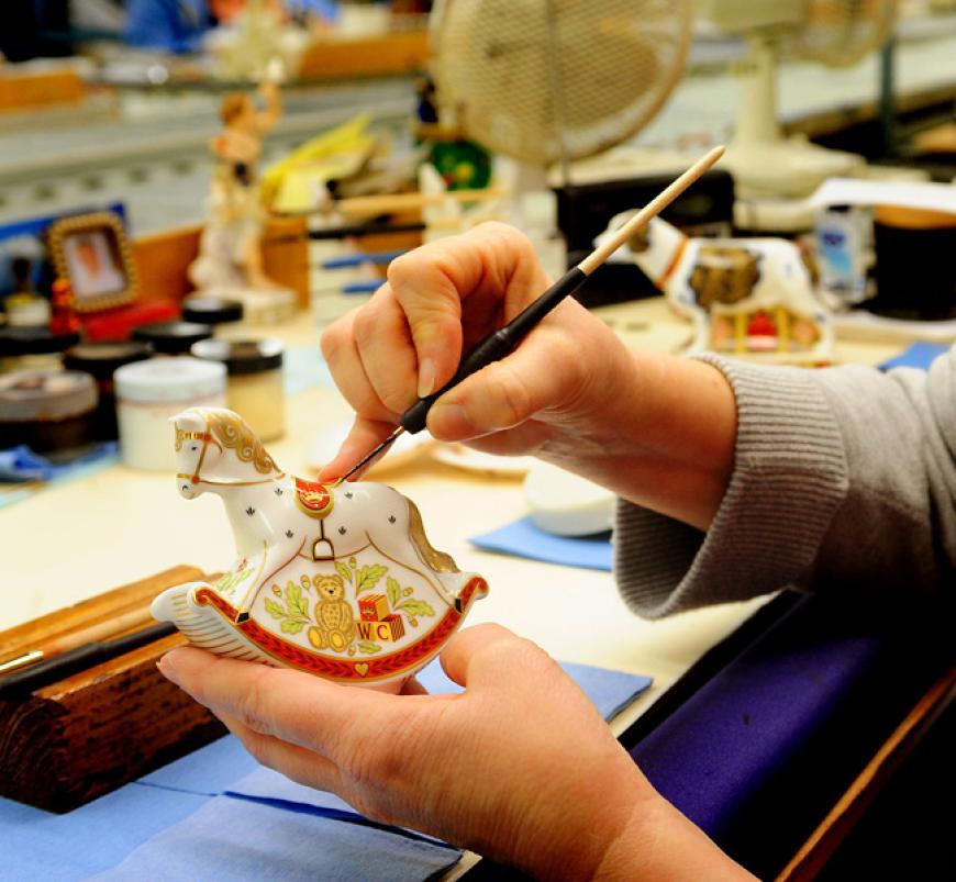 Kunst für das Kind: mit echter Handarbeit werden kleine Spielzeuge angefertigt