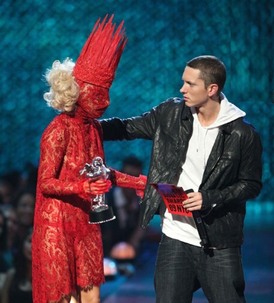 Der Preis wird von Rapper Eminem überreicht. Selbst der scheint ein wenig erschrocken bei dem Anbllck