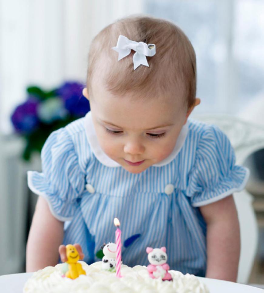 Herzlichen Glückwunsch, kleine Prinzessin! Am 23. Februar 2013 durfte Estelle die erste Kerze auf ihrem Geburtstagskuchen auspusten...