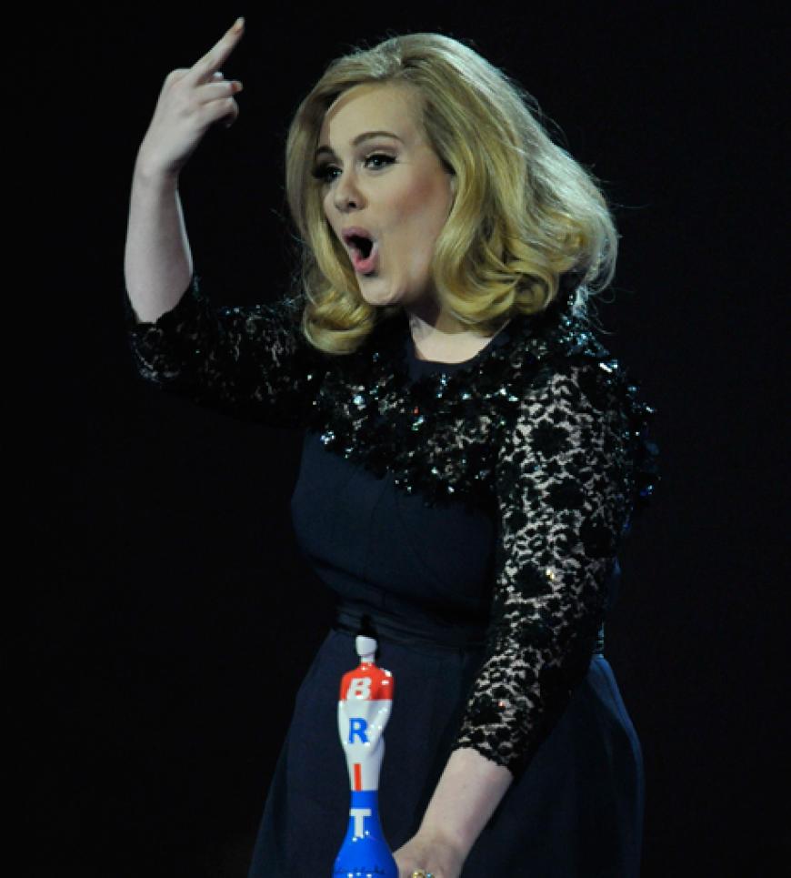 Ooops! Weil Adele die Dankesrede gekürzt wurde, streckte sie ihren Mittelfinger in die Luft. Gar nicht ladylike, Adele!