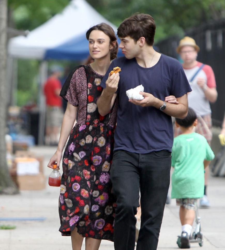 Großmutter-Schock: Auch wenn Keira Knightley und Freund James Righton bis ins hohe Alter zusammen bleiben wollen, müssen sie sich doch nicht gleich so kleiden.