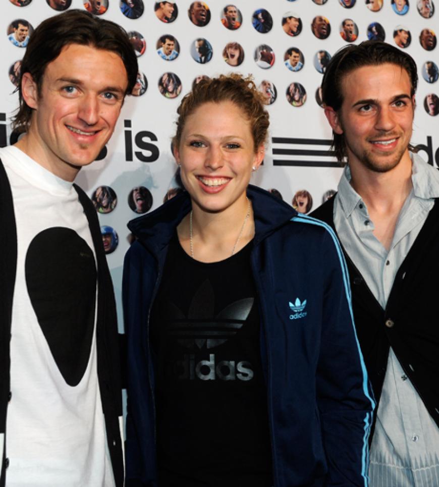 Fußballprofis Christian Gentner vom Bundesligisten VfB Stuttgart, Nationalspielerin Kim Kuhlig und Martin Harnik vom VfB Stuttgart stellten sich für ein Foto auf