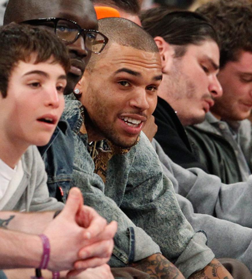 Leider kam Chris ohne seine aktuelle Freundin Rihanna. Angeblich soll es zwischen dem On-/Off-Paar auch schon wieder kriseln. Da ist Sport sicher eine gute Ablenkung