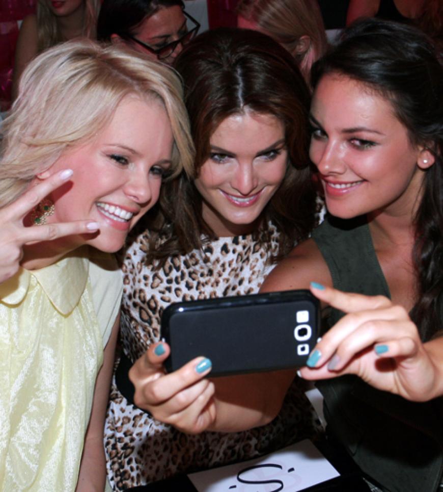 Lächeln bitte! Monica Ivancan mit Schwester Miriam und Schauspielerin JaninaUhse