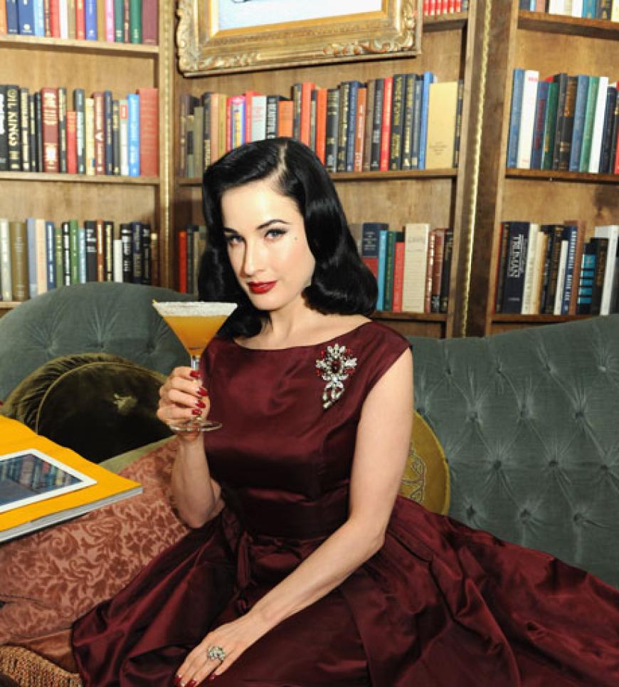 Die Pin-up-Ikone Dita von Teese lässt mit dem Launch ihrer neuen Make-up-Kollektion die goldenen Hollywood-Zeiten wieder aufleben. Ab Ende November 2012 ist die limitierte