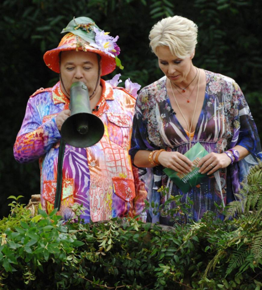 Dirk und Sonja navigieren Daniel durch den Irrgarten