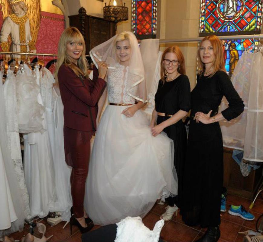 Für den Entscheidungswalk müssen die Mädchen heute weiß tragen - romantische Hochzeitskleider für einen Walk in der Kirche