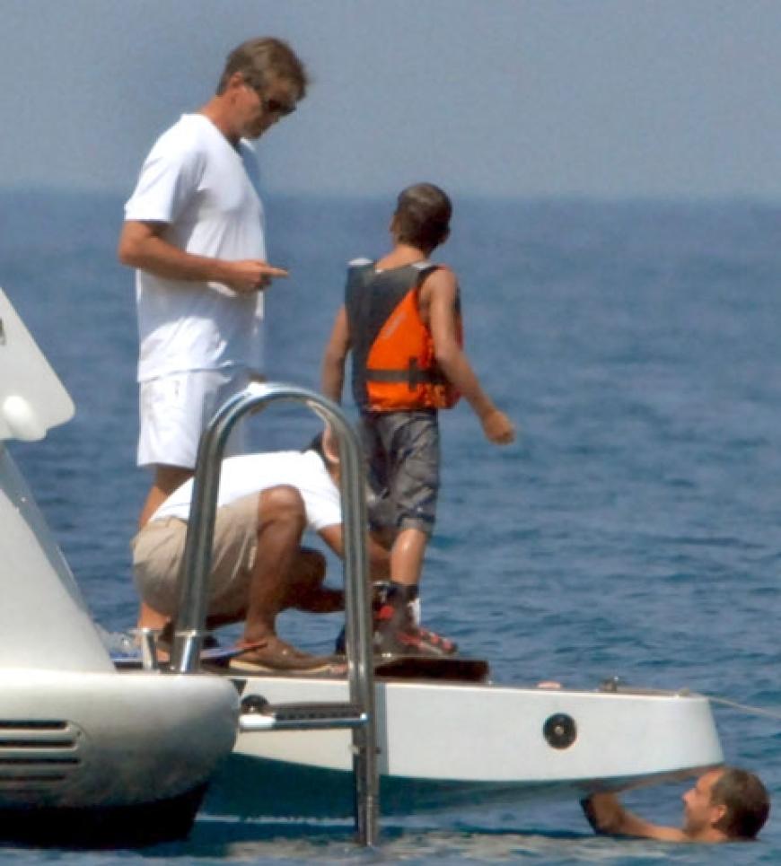Pierce Brosnan hilft seinem jüngsten Sohn beim Wasser-Ski