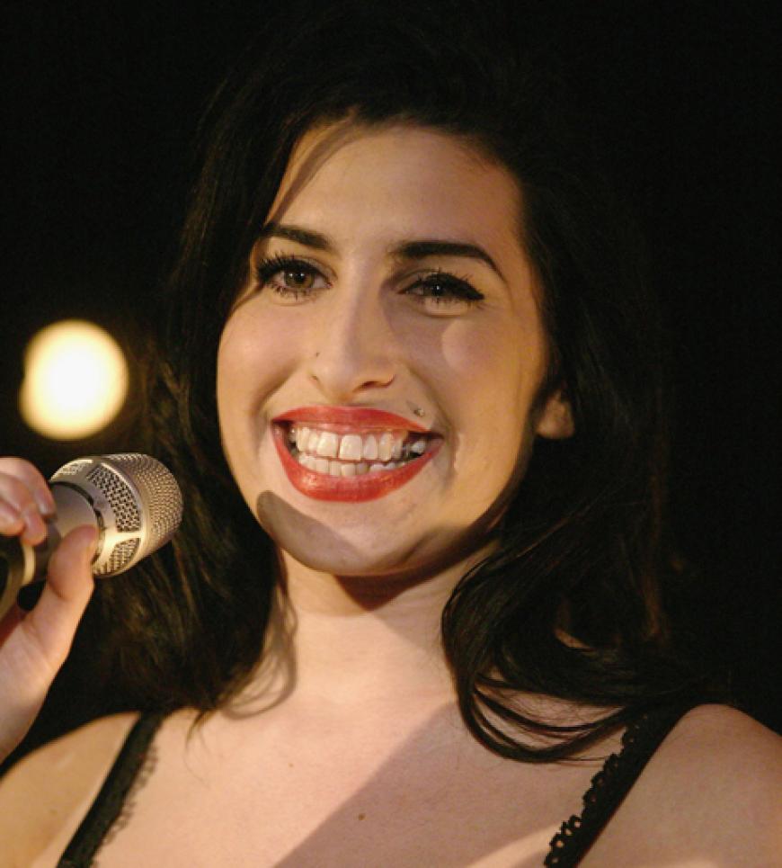 Das Performen vor dem Publikum machte ihr Spaß - das sah man Amy 2004 noch an.