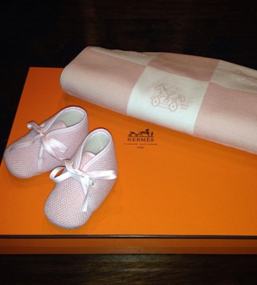 Und rosa Schuhe plus Decke vom Label Hermes