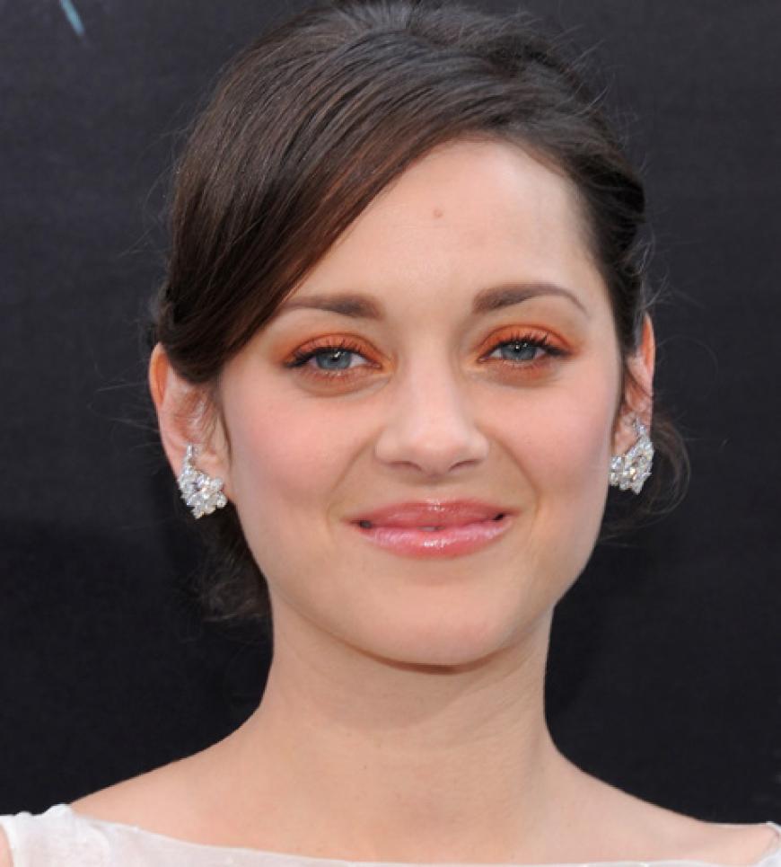 Dazu komibinierte Marion Cotillard, die die