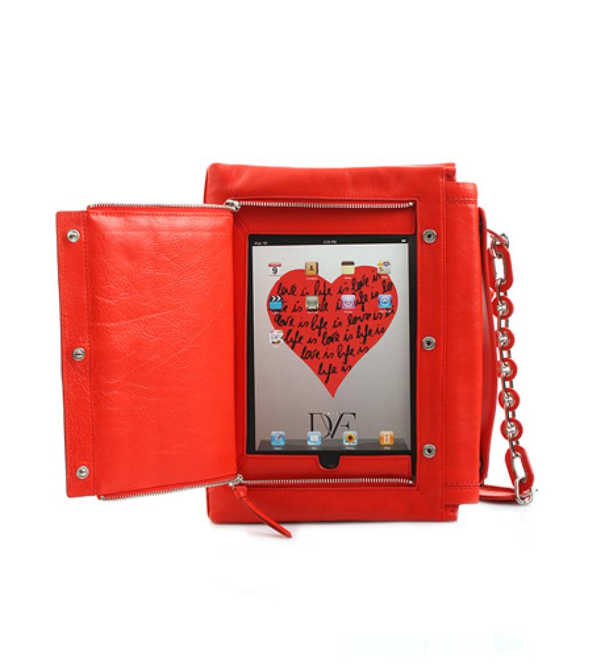 Praktisch und schön – geht das? Aber ja! Mit der Ipad- Bag mit Guckloch von Diane von Fürstenberg über slipsfashionstore.com, ca. 590 Euro