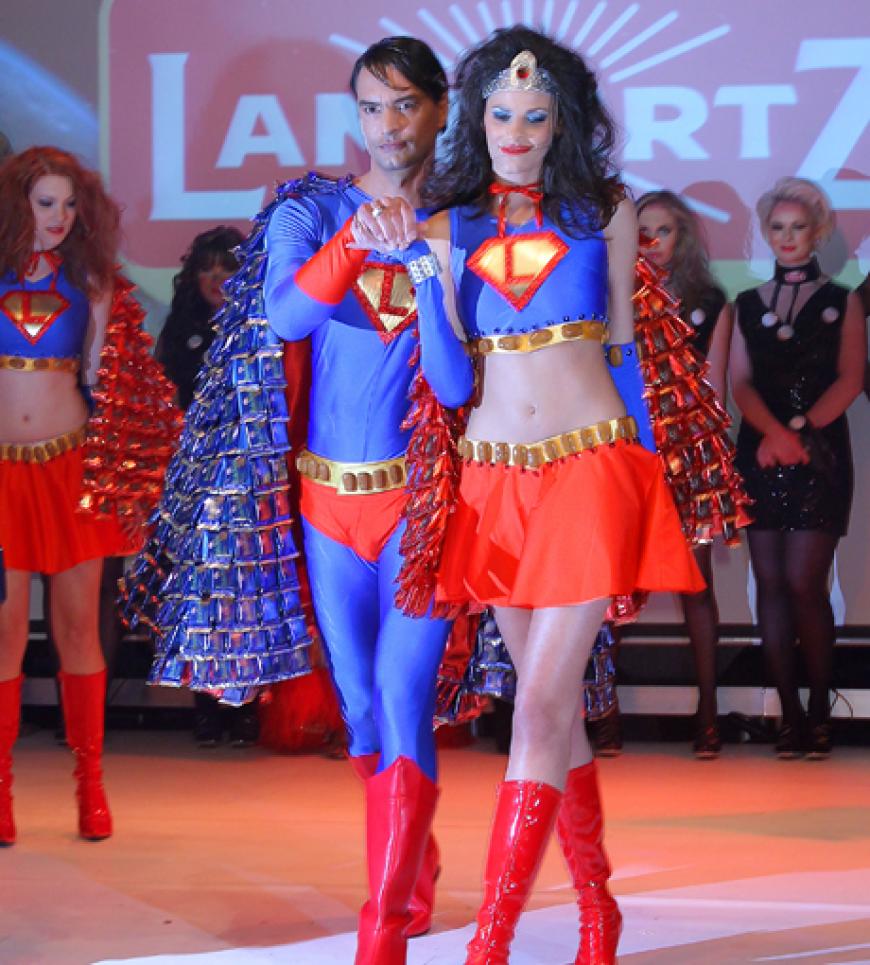 Superman schritt mit Superwoman über den Catwalk - oder besser gesagt: Marcus Schenkenbert mit Alisar Ailabouni