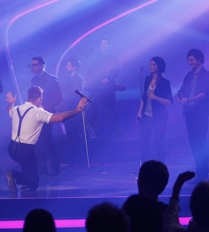 Robbie Williams kniet im Finale vor den Finalisten und ihren Talenten nieder