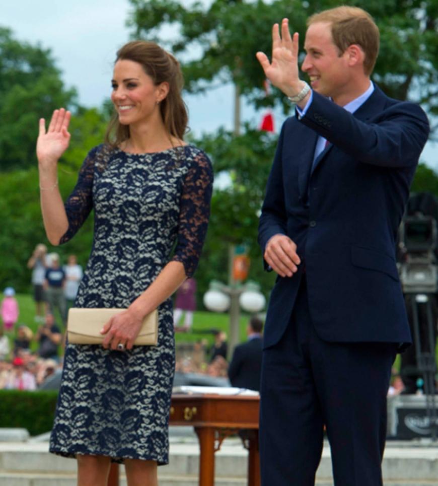 Kate und William winken der wartenden Menge zu. Ein Fan fuhr 21 Stunden mit dem Auto, um einen Blick auf das Paar zu erhaschen