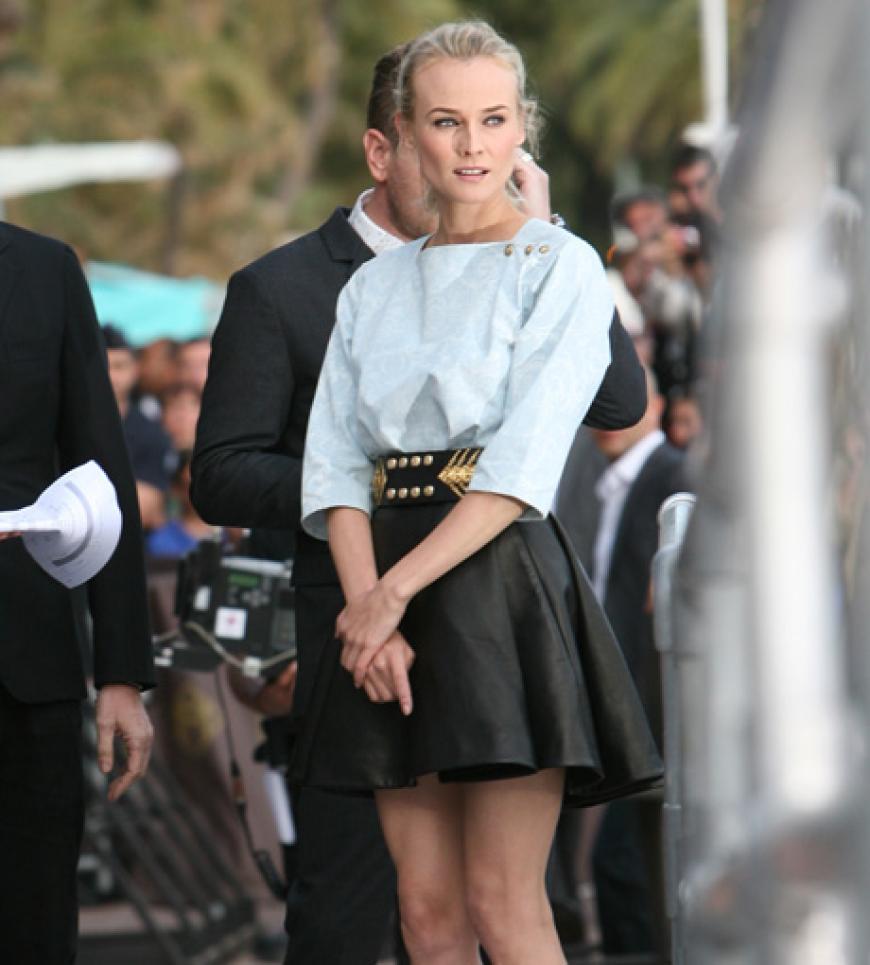Dieser Look ist hot, hot, hot! In einem Komplettlook von Balmain beweist die 32-Jährige mal wieder ihr Gespür für Stil und Trends