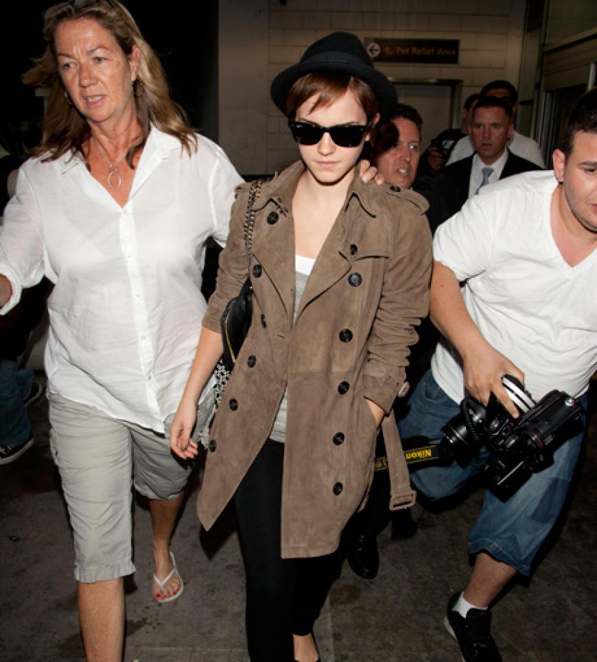 Brille und Trenchcoat schützen Emma Watson vor den Paparazzi nicht