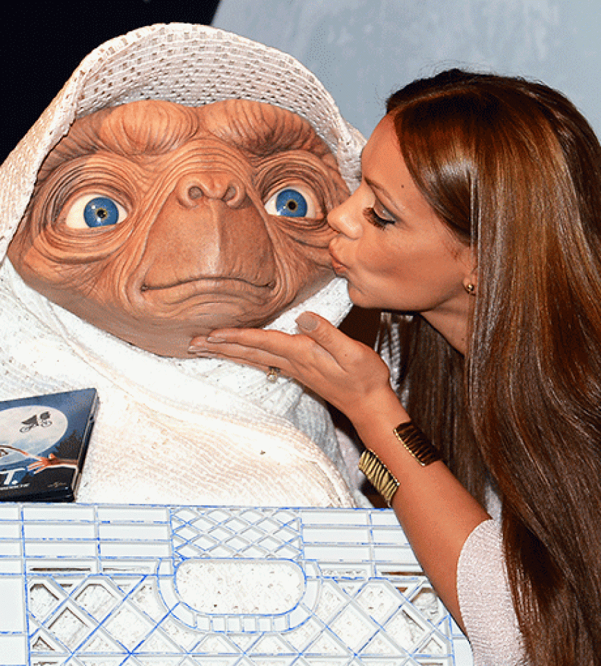 E.T. eroberte in den 80er Jahren die Herzen der Zuschauer. Nun ist seine Wachsfigur bei Madame Tussauds in Berlin zu bewundern. Von Radost Bokel gab es zur Einweihung einen Schmatzer