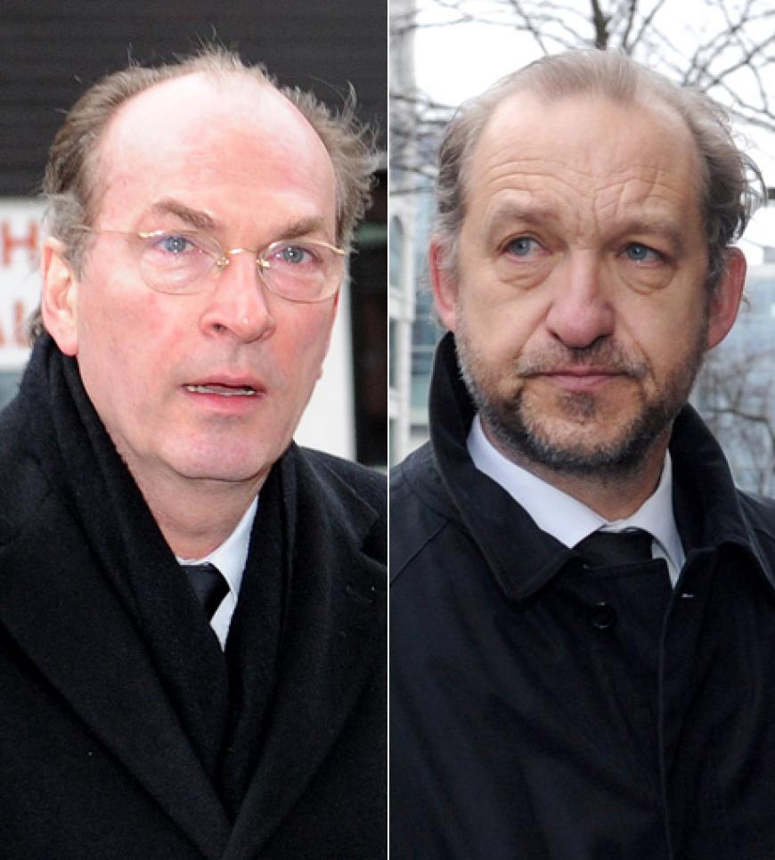 Tränen in den Augen hatten die Schauspieler Herbert Knaup (l.) und Peter Heinrich Brix, die am 5. April 2013 zur Trauerfeier von Dieter Pfaff gekommen waren