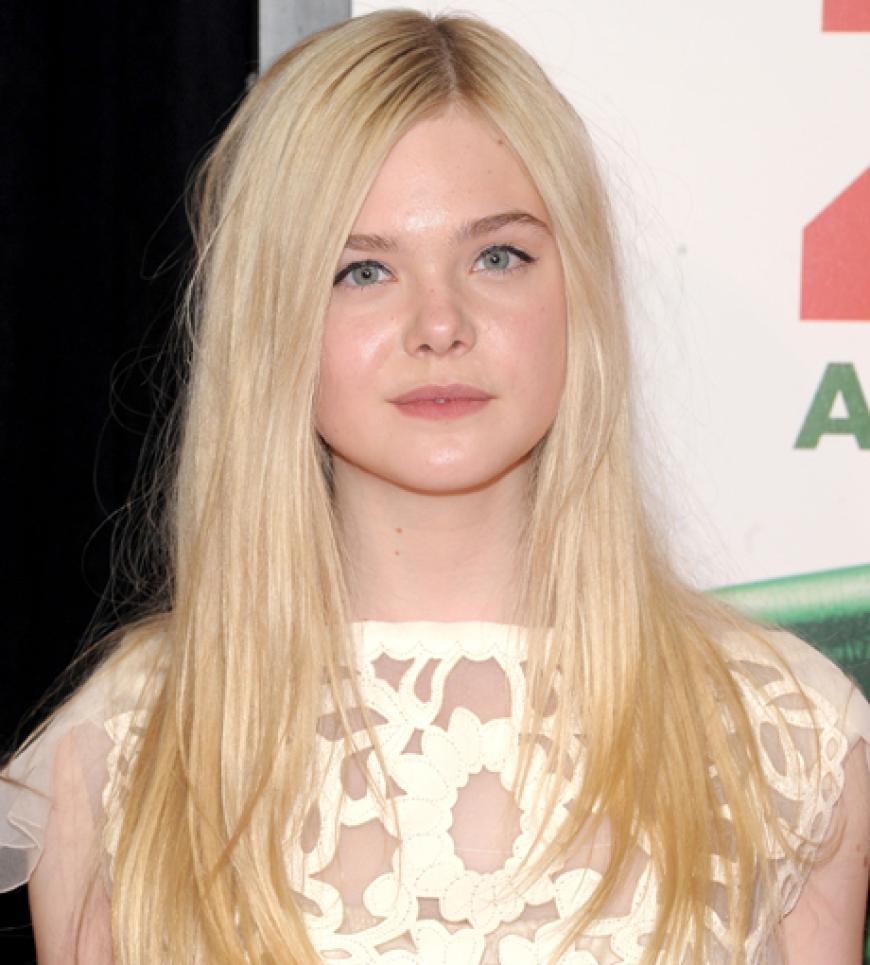 Die Schwester von Dakota Fanning kam einem romantischen Kleid