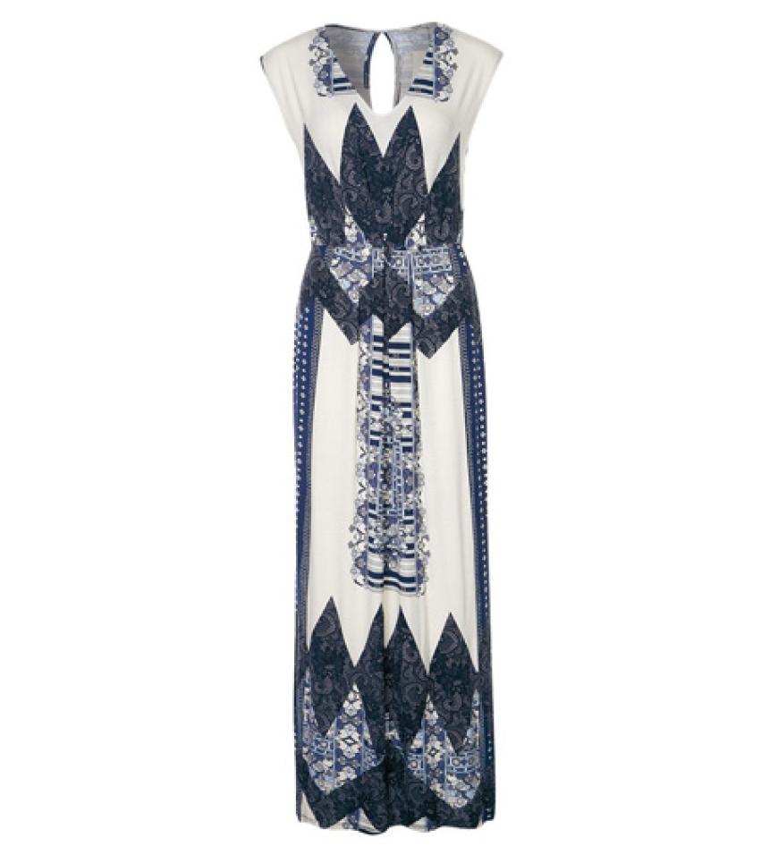 Wahnsinnig angenehm zu tragen ist dieses Kleid aus Viskose und Elasthan. Der edle Ethno-Look in beige, schwarz und blau verleiht uns an heißen Tagen das gewisse Etwas. Kleid von Oasis, erhältlich über zalando.de, ca. 70 Euro
