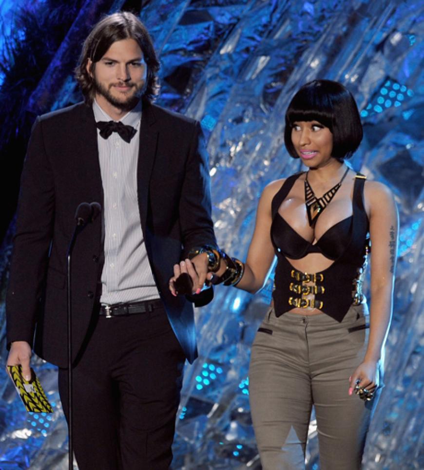 Vom Teppich auf die Bühne: Nicki Minaj begleitete Ashton Kutcher