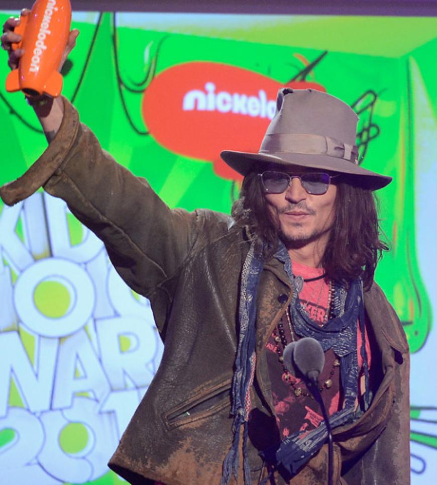 Nicht nur die Frauen liegen ihm zu Füßen, auch die Kids mögen Johnny Depp. Der Hollywood-Star wurde zum