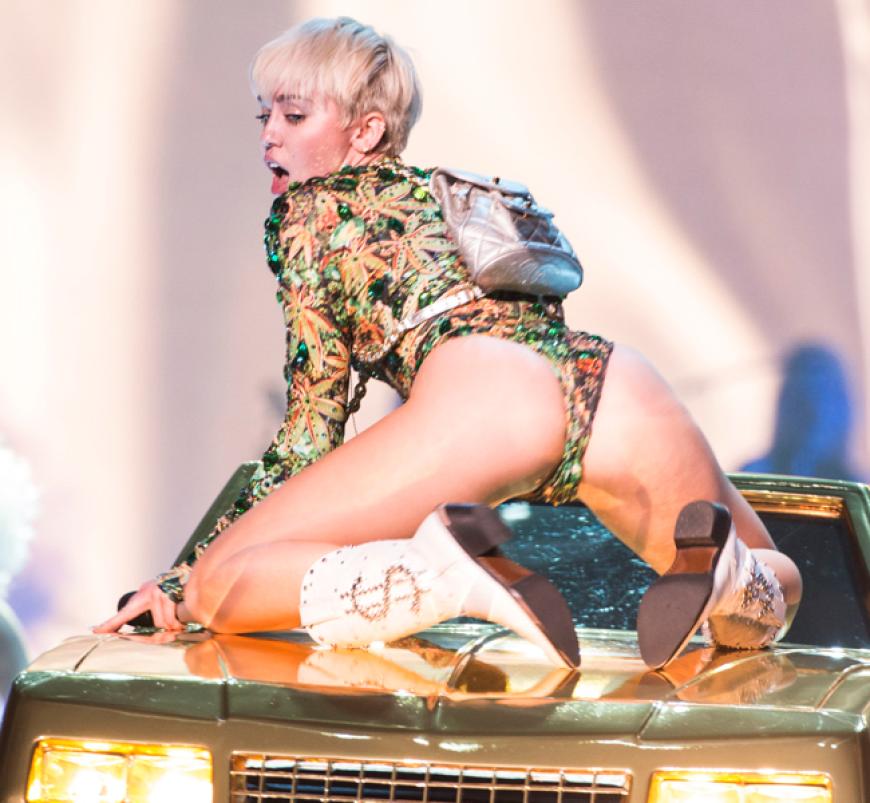 Neben versexten Einlagen sorgt Miley auch mit dem Verkauf von Joint-Blättchen und einem sexy Bildband auf ihrer Tour für Aufsehen