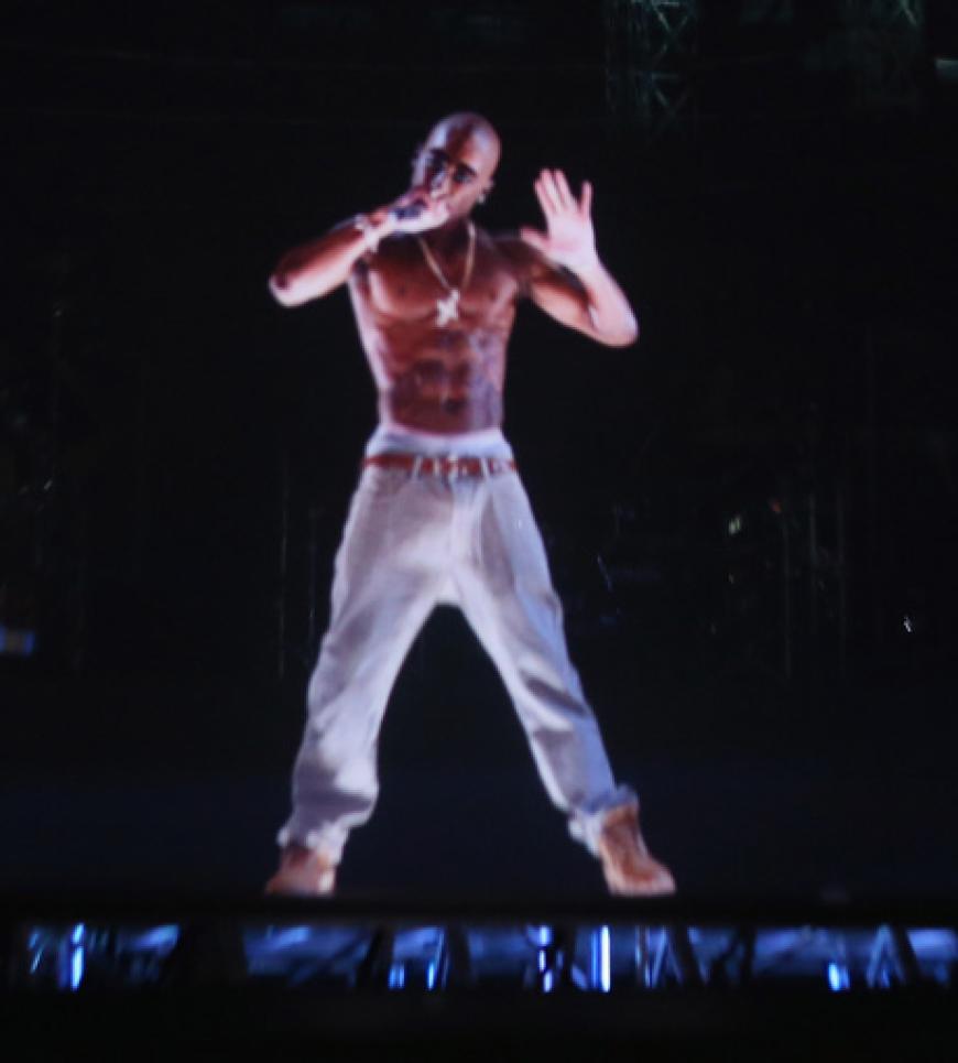 Zum Leben erweckt? Der verstorbene Hip Hop-Star Tupac Shakur auf der Bühne. Ein Hologramm des Sängers sorgte für viel Gejubel ...