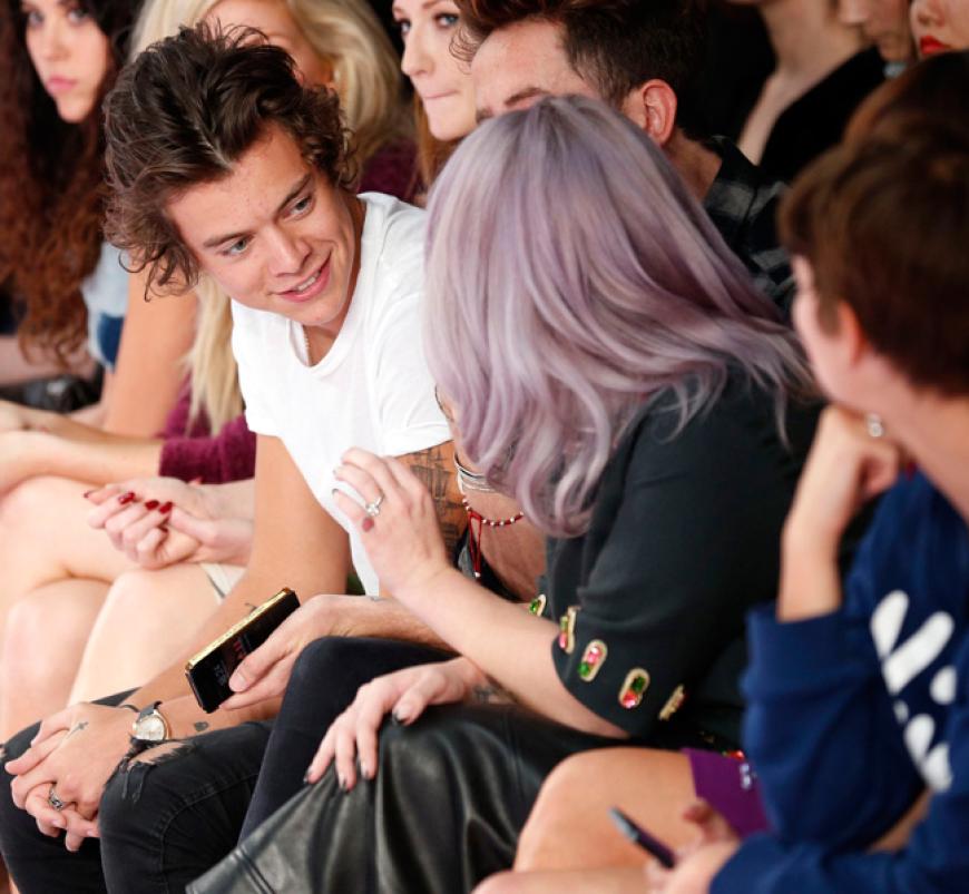 One-Direction-Schwarm Harry´ Styles sorgte mit seinem Besuch für viele Blicke. Besonders Kelly Osbourne schien sehr interessiert an dem Beau zu sein